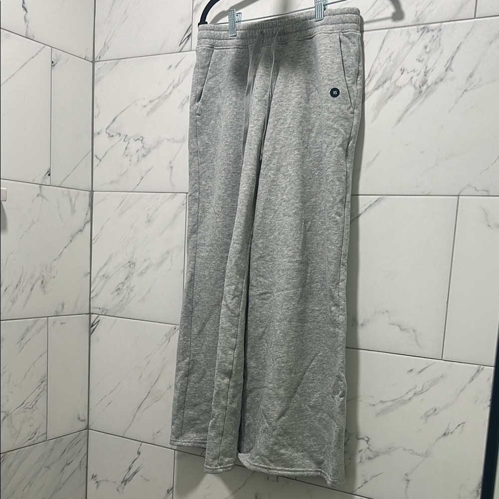 Woman’s grey hollister wide leg sweatpants Never worn XS